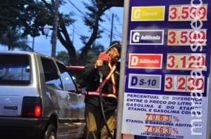 Preço médio da gasolina diminui, mas só um posto vende abaixo de R$ 3,30 Preço médio da gasolina diminui, mas só um posto vende abaixo de R$ 3,30