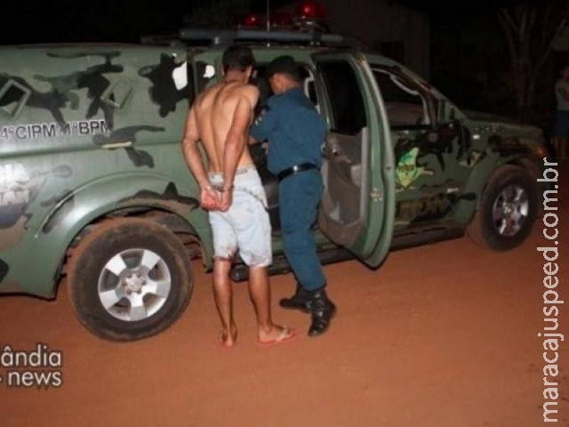 Polícia encontra marido deitado em cima de sangue depois de esfaquear mulher