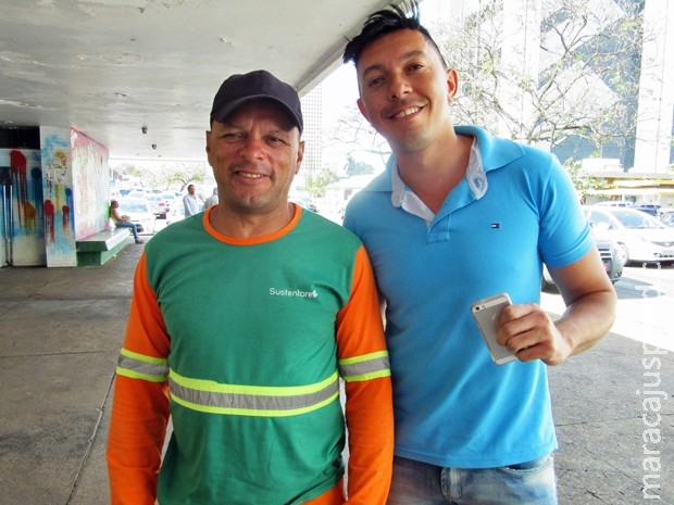 Gari acha celular de R$ 2 mil na rua e devolve no trabalho do dono Gari acha celular de R$ 2 mil na rua e devolve no trabalho do dono