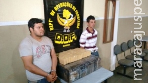 Dupla é presa com mais de uma tonelada de maconha em estrada vicinal Dupla é presa com mais de uma tonelada de maconha em estrada vicinal