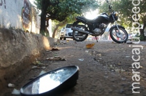 Mulher invade pista contrária e atinge motociclista na Capital