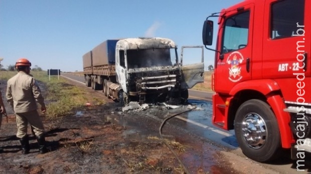 Cabine de carreta pega fogo e incêndio se alastra em vegetação na MS-040
