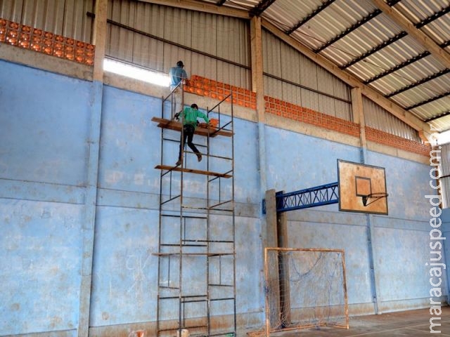Prefeitura de Maracaju inicia reforma e manutenção da quadra coberta no Bairro Cambaraí