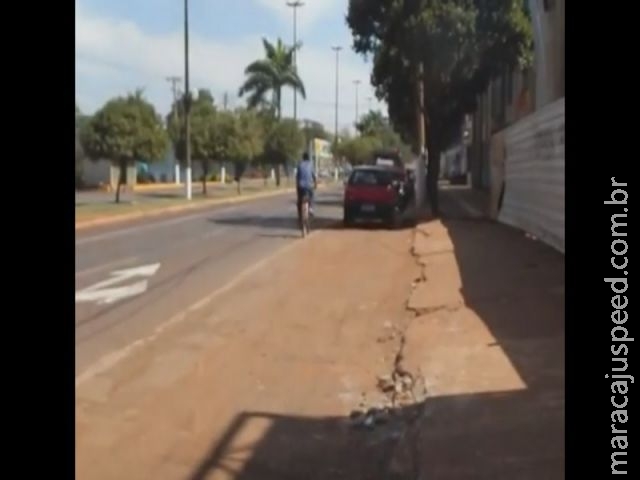 Vídeo mostra acidente com ciclista que não sinalizou mudança de faixa Vídeo mostra acidente com ciclista que não sinalizou mudança de faixa