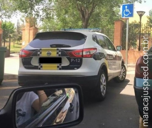 Mulher é multada por postar foto de carro da polícia em vaga irregular