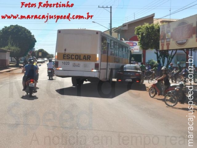 Maracaju: Ônibus escolar e veículo tentam ocupar espaço que física já diz ser impossível