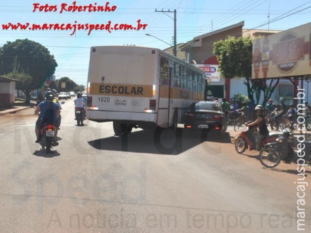 Maracaju: Ônibus escolar e veículo tentam ocupar espaço que física já diz ser impossível Maracaju: Ônibus escolar e veículo tentam ocupar espaço que física já diz ser impossível