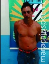 Homem mantém mulher em cárcere e a ameaça com faca na frente da polícia