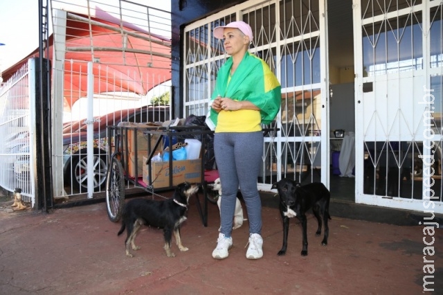Mulher que seguia a pé até Brasília é obrigada a interromper caminhada Mulher que seguia a pé até Brasília é obrigada a interromper caminhada