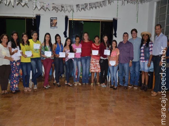 Ação Jovem de Maracaju entrega certificado de curso de informática