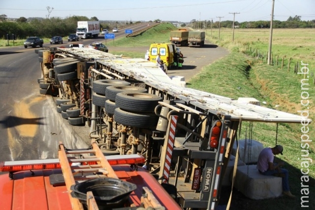 Para evitar acidente, condutor tomba carreta e carga de algodão pega fogo
