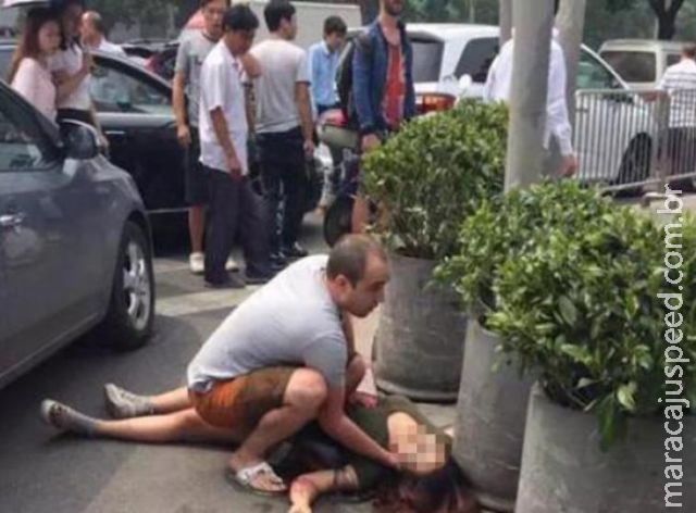 Homem mata mulher com espada em pleno centro Homem mata mulher com espada em pleno centro