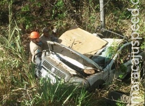 Carro sai da pista, cai em ribanceira e homem morre na BR-262