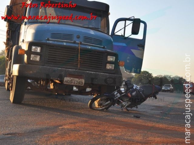 Maracaju: Colisão entre caminhão e motociclista na MS-162, deixa moto presa embaixo de caminhão Maracaju: Colisão entre caminhão e motociclista na MS-162, deixa moto presa embaixo de caminhão