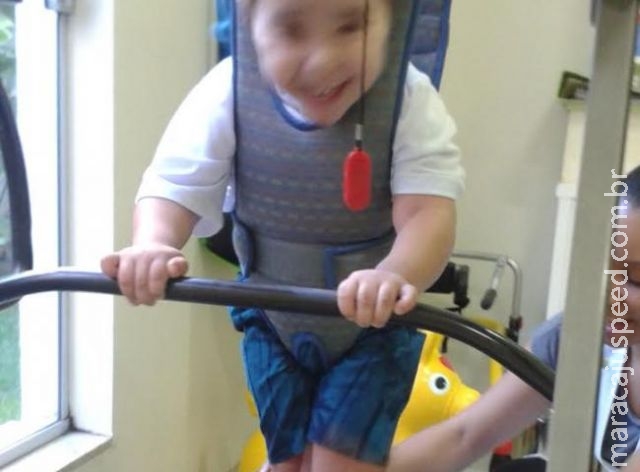 Criança com paralisia precisa de andador e família pede ajuda 