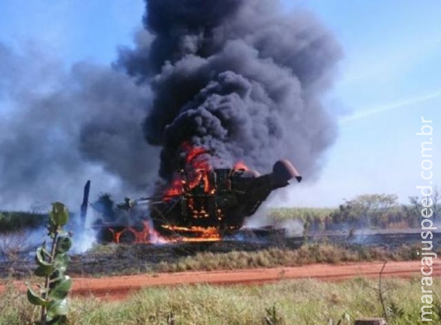 Colheitadeira de cana-de-açúcar pega fogo e incêndio atinge plantação