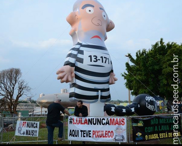 Pixuleco atrai milhares de pessoas e consegue mil assinaturas Pixuleco atrai milhares de pessoas e consegue mil assinaturas