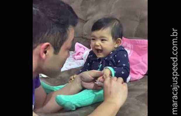 Bebê dá susto em pai ao cortar unha e vídeo faz sucesso na internet