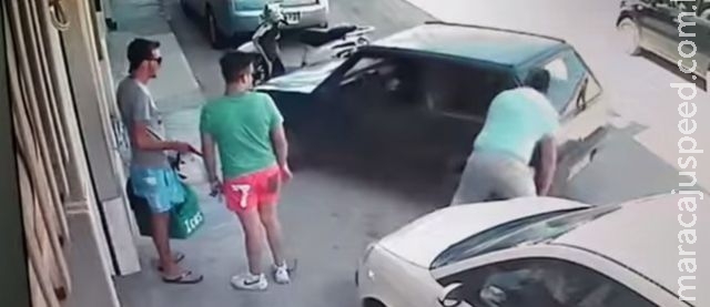 Motorista vê o carro preso na vaga e resolve tirar veículo na mão Motorista vê o carro preso na vaga e resolve tirar veículo na mão