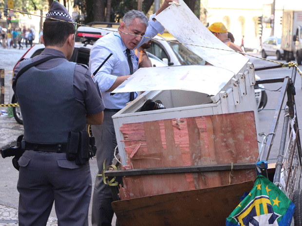 Dois corpos são localizados dentro de freezer em carroça