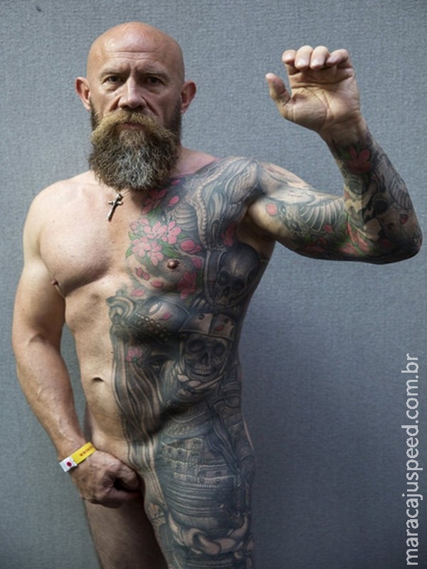 Homem chama atenção por ter apenas a metade do corpo tatuado