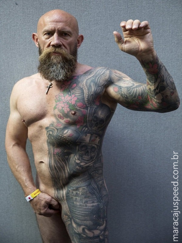 Homem chama atenção por ter apenas a metade do corpo tatuado Homem chama atenção por ter apenas a metade do corpo tatuado