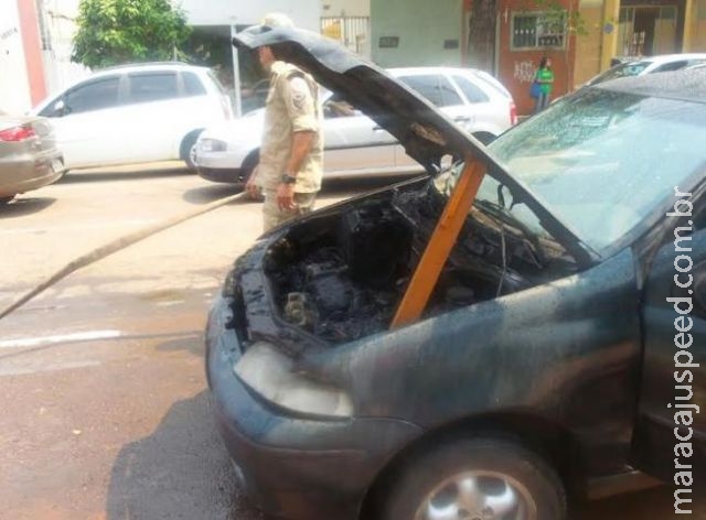 Carro comprado há 5 meses em concessionária pega fogo ao motorista dar partida