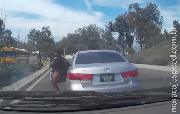 Mulher larga carro em movimento e provoca acidente bizarro nos EUA Mulher larga carro em movimento e provoca acidente bizarro nos EUA