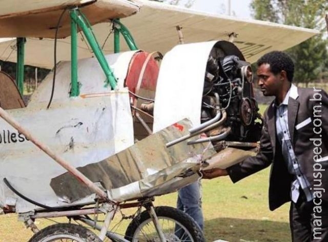 Africano aprende no YouTube como montar seu próprio avião do zero com material reciclado