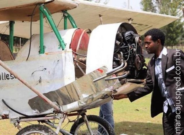 Africano aprende no YouTube como montar seu próprio avião do zero com material reciclado Africano aprende no YouTube como montar seu próprio avião do zero com material reciclado