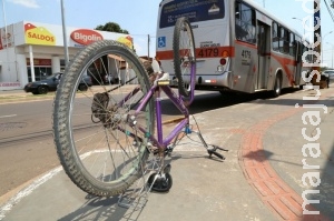 Ciclista fica ferido ao ser atropelado por ônibus e bater cabeça no pneu