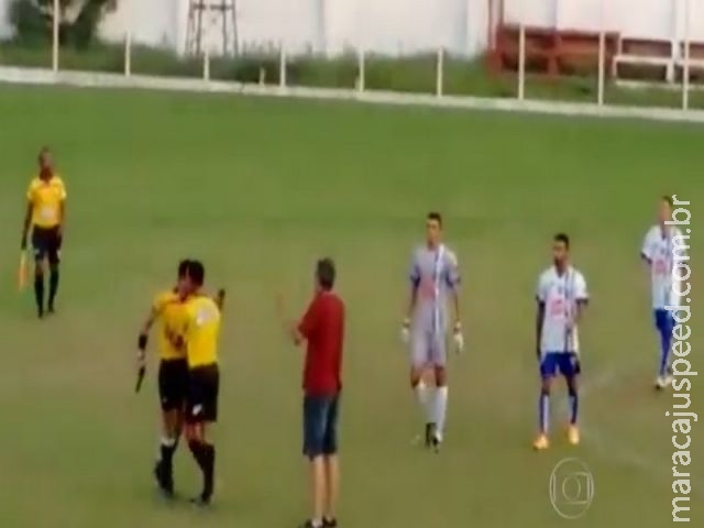 Árbitro saca arma durante partida de futebol amador