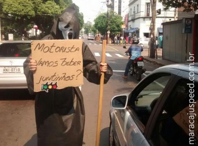 Motoristas da Capital são orientados pela "morte" sobre riscos de beber e dirigir Motoristas da Capital são orientados pela "morte" sobre riscos de beber e dirigir