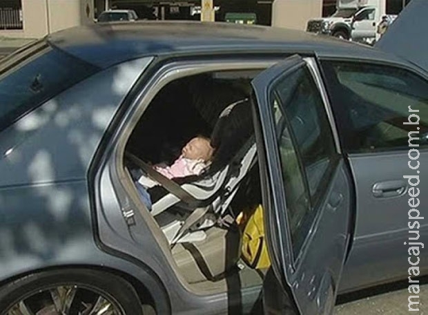 Polícia arromba carro para resgatar bebê, mas acha boneca hiper-realista