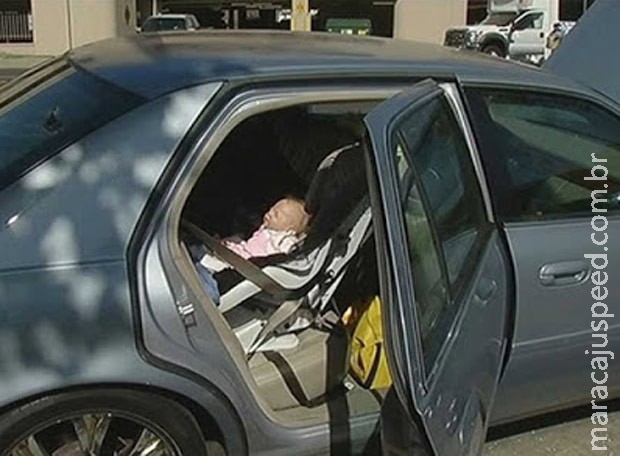Polícia arromba carro para resgatar bebê, mas acha boneca hiper-realista Polícia arromba carro para resgatar bebê, mas acha boneca hiper-realista
