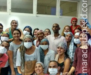 Colegas raspam os cabelos em solidariedade a amigo com câncer Colegas raspam os cabelos em solidariedade a amigo com câncer