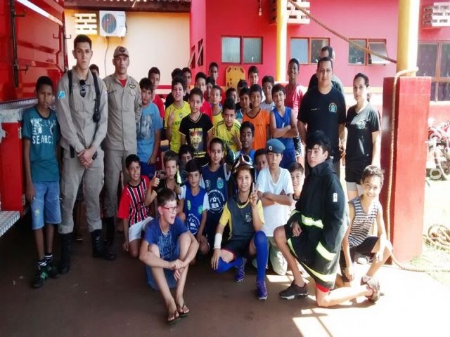 Crianças do projeto “Bom de Bola Bom na Escola” da PM de Maracaju tem uma manhã de instruções no quartel do Corpo de Bombeiros Crianças do projeto “Bom de Bola Bom na Escola” da PM de Maracaju tem uma manhã de instruções no quartel do Corpo de Bombeiros
