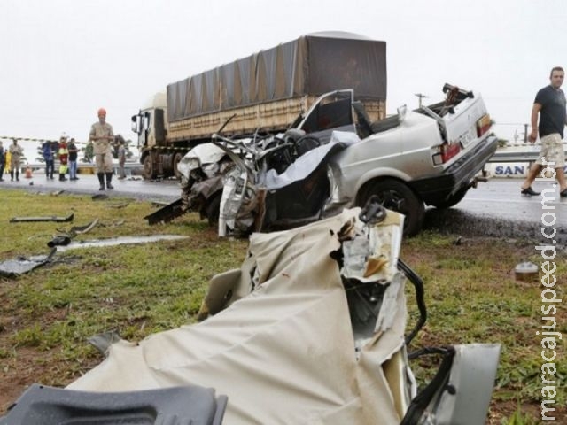 Motorista perde controle do veículo e morre após bater de frente com carreta