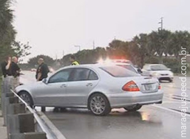 Motorista se atrapalha e atira em si mesmo após ameaçar motorista rival Motorista se atrapalha e atira em si mesmo após ameaçar motorista rival