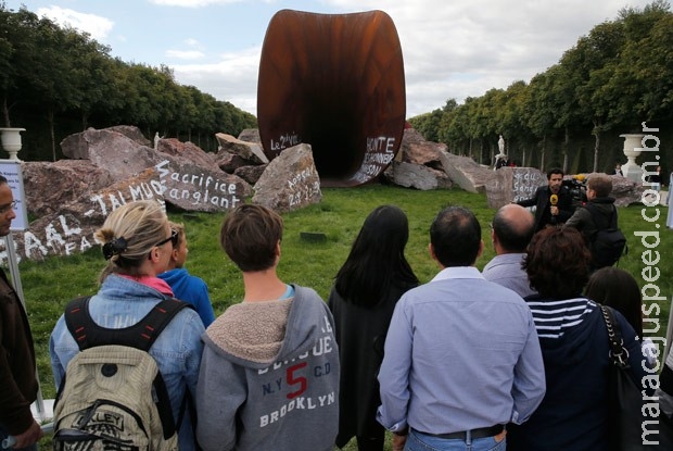 Escultura que lembra vagina é alvo de vandalismo pela 2ª vez na França