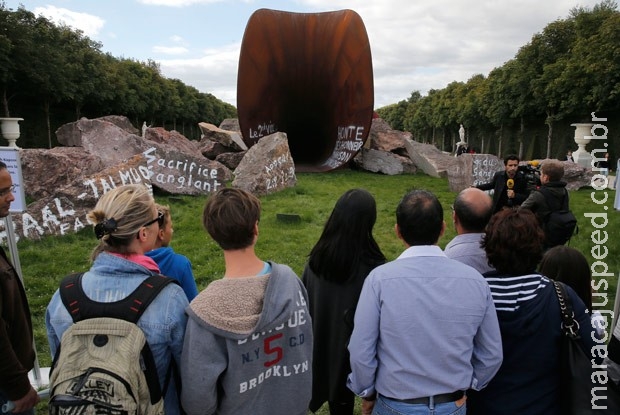 Escultura que lembra vagina é alvo de vandalismo pela 2ª vez na França Escultura que lembra vagina é alvo de vandalismo pela 2ª vez na França