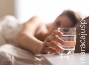 Porque NUNCA beber água amanhecida ao lado da cama Porque NUNCA beber água amanhecida ao lado da cama