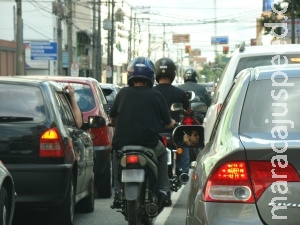 Dicas para motociclistas trafegarem com mais segurança nos corredores Dicas para motociclistas trafegarem com mais segurança nos corredores