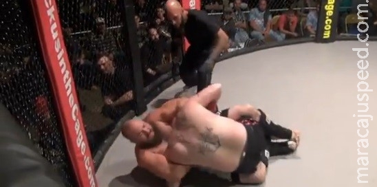 Lutador de MMA faz muita força para evitar nocaute e acaba com intestino solto Lutador de MMA faz muita força para evitar nocaute e acaba com intestino solto