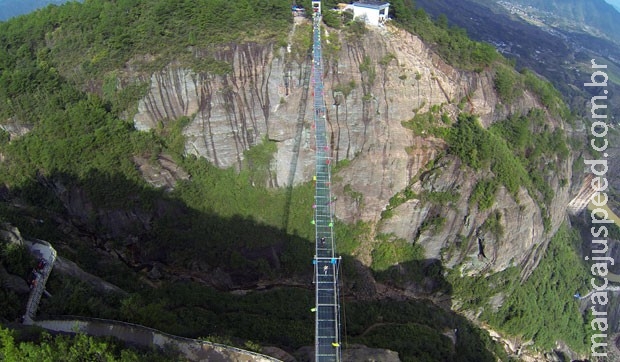 Ponte de vidro sobre desfiladeiro é fechada após rachaduras na China