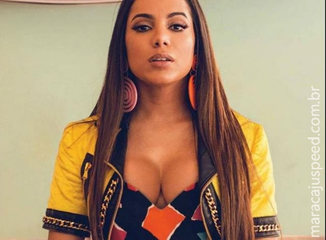 Anitta leva prêmio de artista latino-americana no EMA 2015