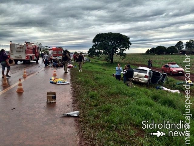 Grave acidente na tarde desta segunda (12) envolvendo três veículos deixa cinco feridos e duas vítimas fatais, um dos veículos possui placas de Maracaju