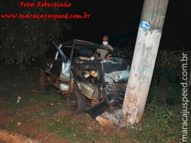 Maracaju: Condutor destrói veículo em colisão com poste de rede elétrica na madrugada deste domingo