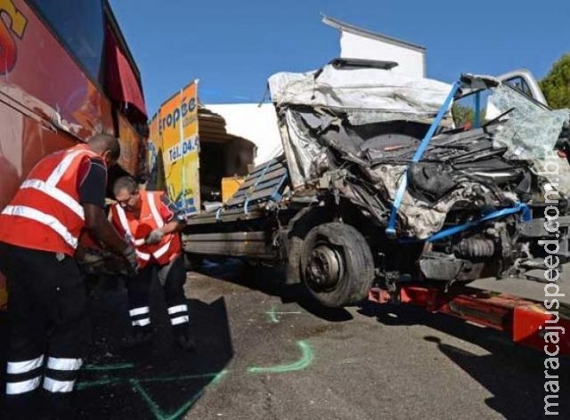 Acidente de ônibus deixa pelo menos 42 mortos na França