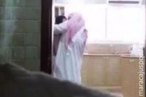 Mulher deve pegar 1 ano de prisão por filmar marido a traindo com empregada da família e postar vídeo na internet Mulher deve pegar 1 ano de prisão por filmar marido a traindo com empregada da família e postar vídeo na internet